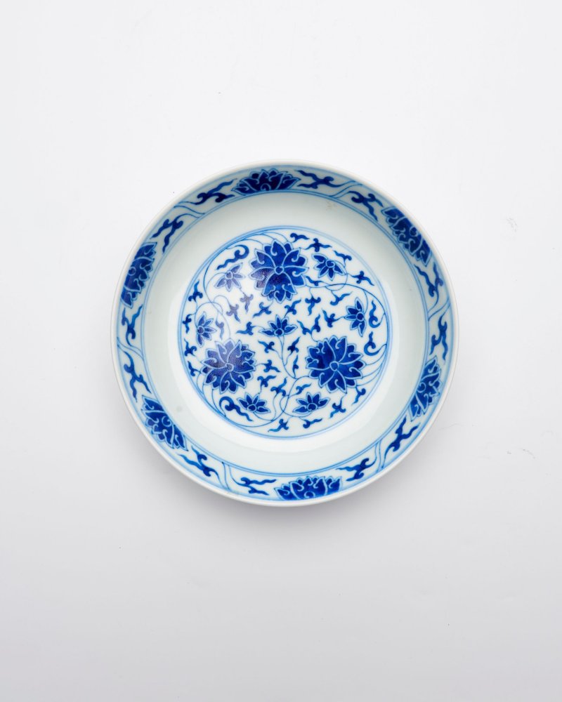 青花纏枝蓮花紋盤 ⌈大清光緒年製⌋青花楷書款 及盒 | A BLUE AND WHITE 'LOTUS' DISH - 图3