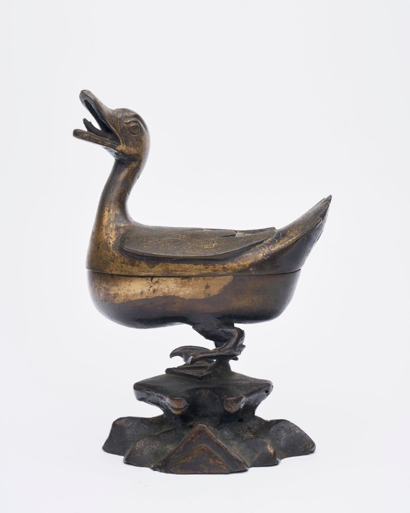 明 局部銅鎏金寶鴨式薰爐 | A PARTIALLY GILT BRONZE 'DUCK' INSENSE BURNER AND COVER - 图8