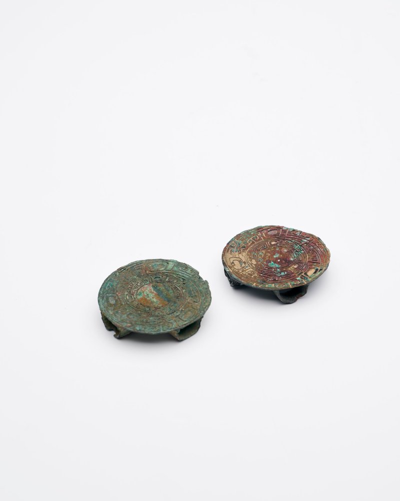 （或）漢 青銅雲雷竊曲紋節約（馬具）兩件 | TWO BRONZE CIRCULAR ACCESSORIES FOR A CARRIAGE