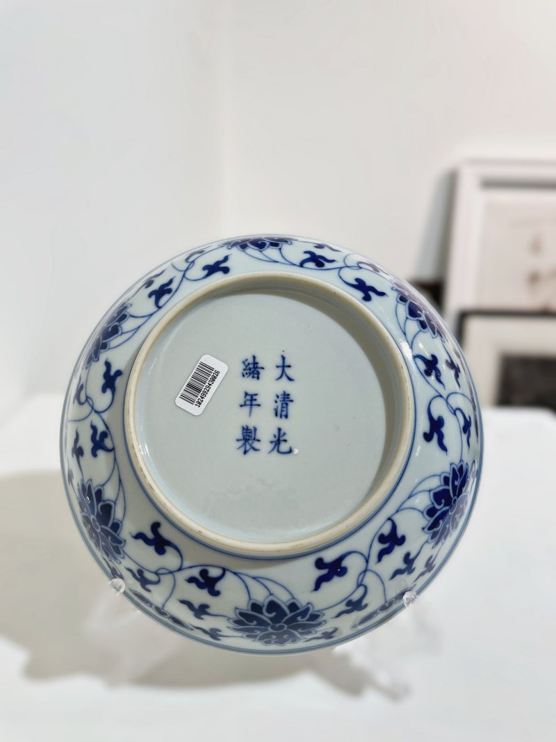 青花纏枝蓮花紋盤 ⌈大清光緒年製⌋青花楷書款 及盒 | A BLUE AND WHITE 'LOTUS' DISH - 图4