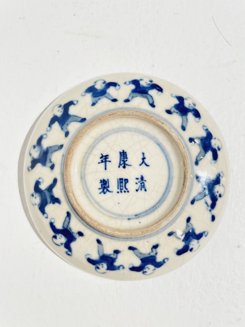 二十世紀中期 漿胎青花百子圖紋香盒「大清康熙年製」青花楷書款 | A BLUE AND WHITE SOFT-PASTE 'CHILDREN' COVERED BOX - 图3