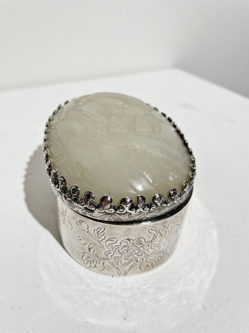 傳承： | A CARVED JADE AND SILVER HAND MIRROR AND VANITY BOX - 图9