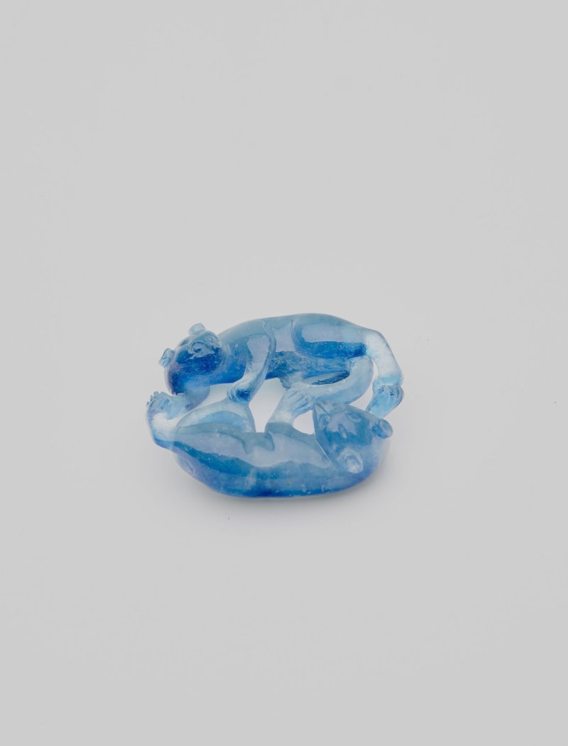 清 海藍寶雙歡擺件 | AN AQUAMARINE 'DOUBLE BADGER' PENDANT - 图5
