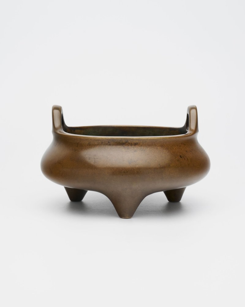 二十世紀 三足銅香爐 ⌈大清乾隆年製⌋底款 | A BRONZE TRIPOD INCENSE BURNER - 图3