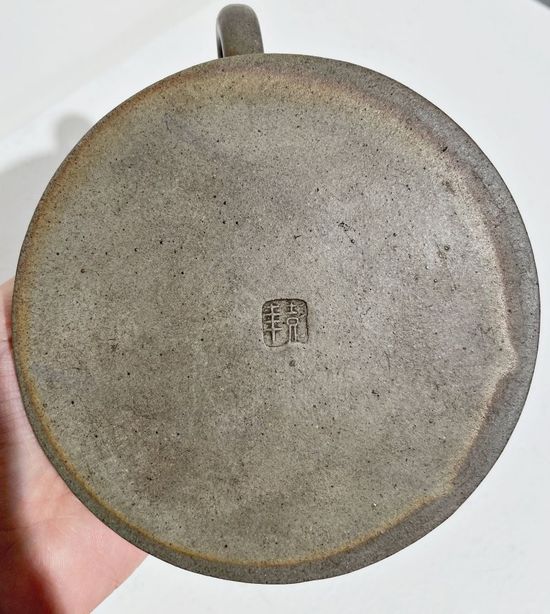 二十世紀 宜興青灰段泥牛蓋石瓢壺 ⌈楊彭年⌋印章款 | A YIXING 'ORCHID' TEAPOT - 图7