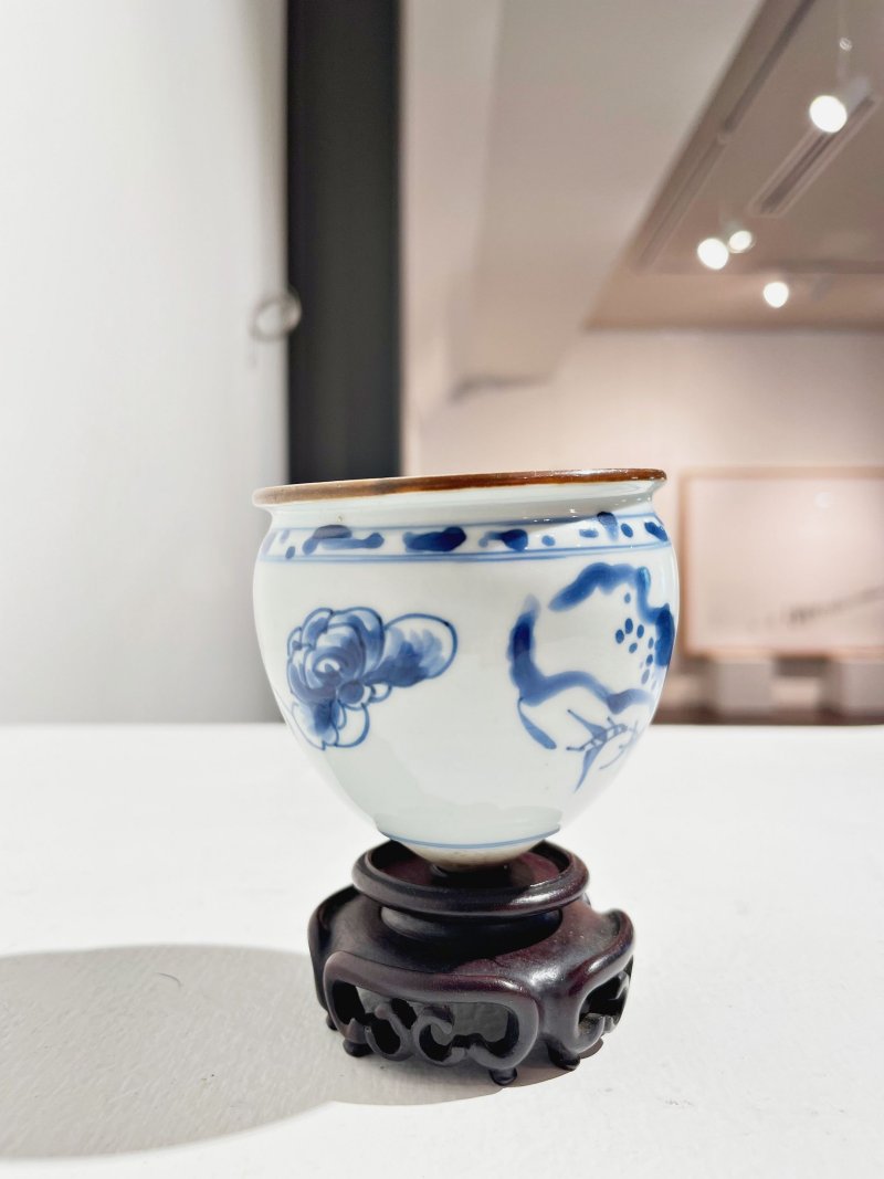 過渡時期 青花花卉紋（高足）净水碗 及座 | A BLUE AND WHITE 'FLORAL' BOWL FOR A STEM CUP - 图8