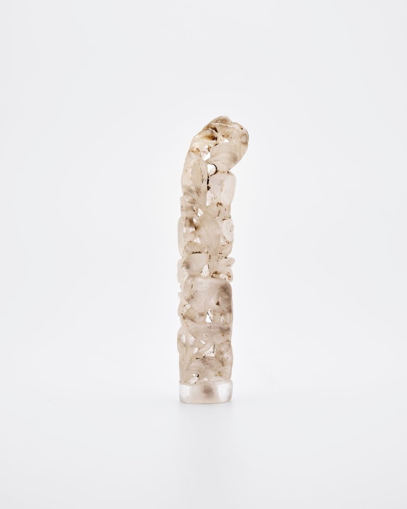 水晶鏤雕柄飾、玉髓蛇形珮及水晶兔形墜一組三件 | A ROCK CRYSTAL 'MYTHICAL BEAST' CARVING, A CHALCEDONY 'SNAKE' PENDANT AND A ROCK CRYSTAL 'RABBIT' PENDANT - 图6