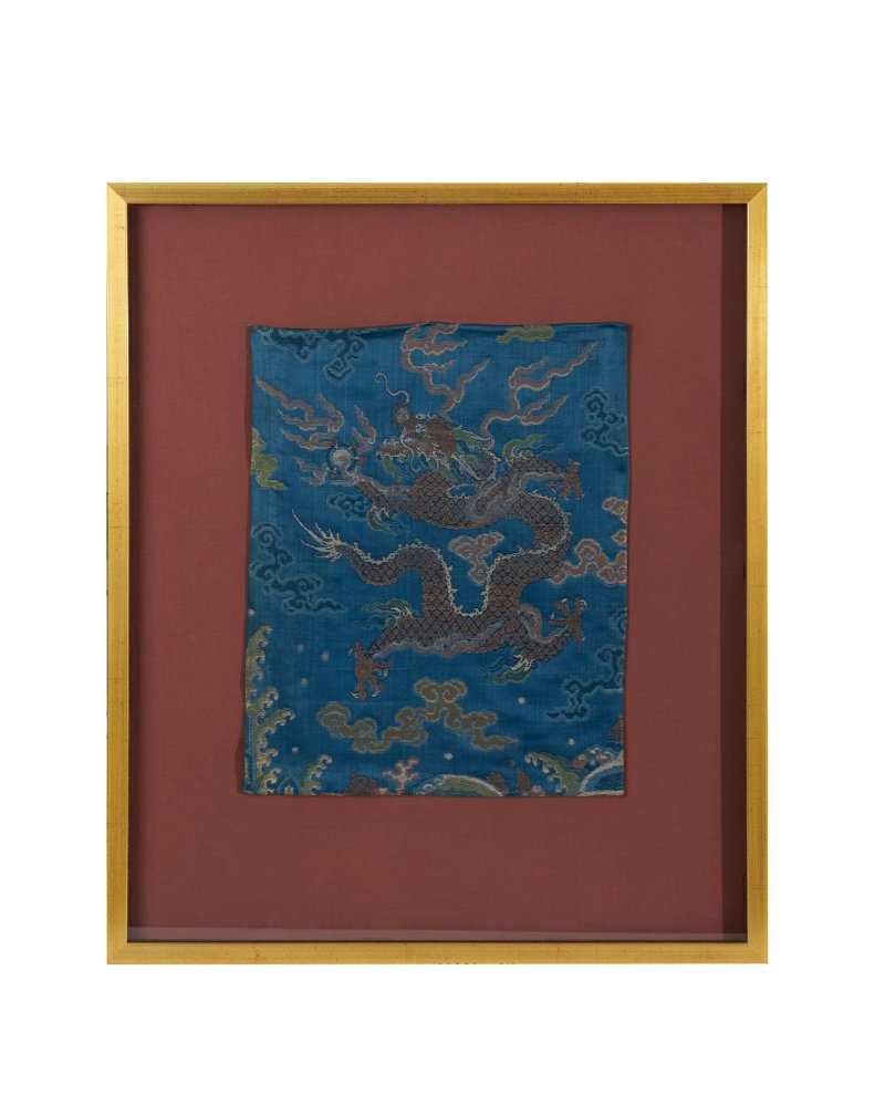 十九世紀 藍地雲錦蟒龍紋片 鏡框 | A BLUE GROUND 'DRAGON' BROCADE FRAGMENT - 图3