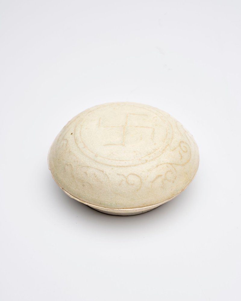 十三世紀 青白釉萬字紋蓋碗 | A QINGBAI CELADON GLAZE BOWL WITH COVER - 图1