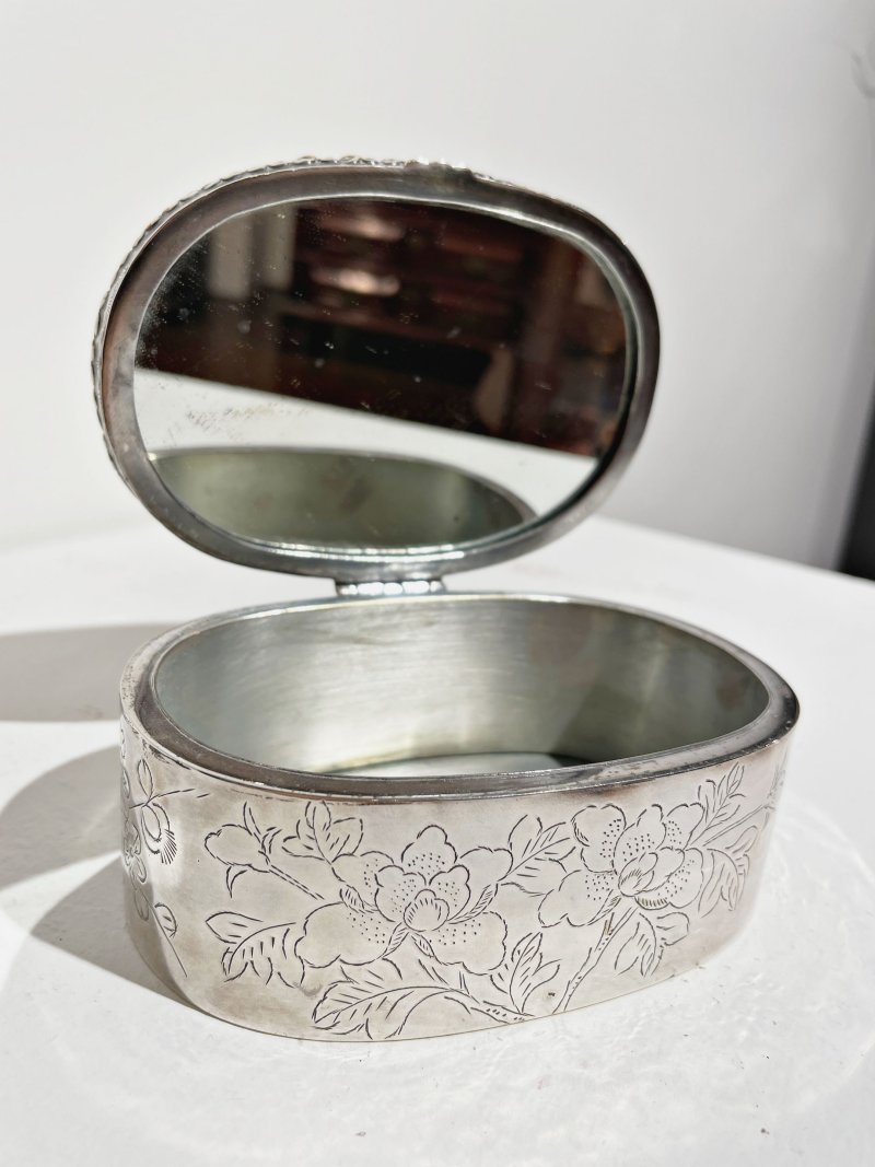 傳承： | A CARVED JADE AND SILVER HAND MIRROR AND VANITY BOX - 图10