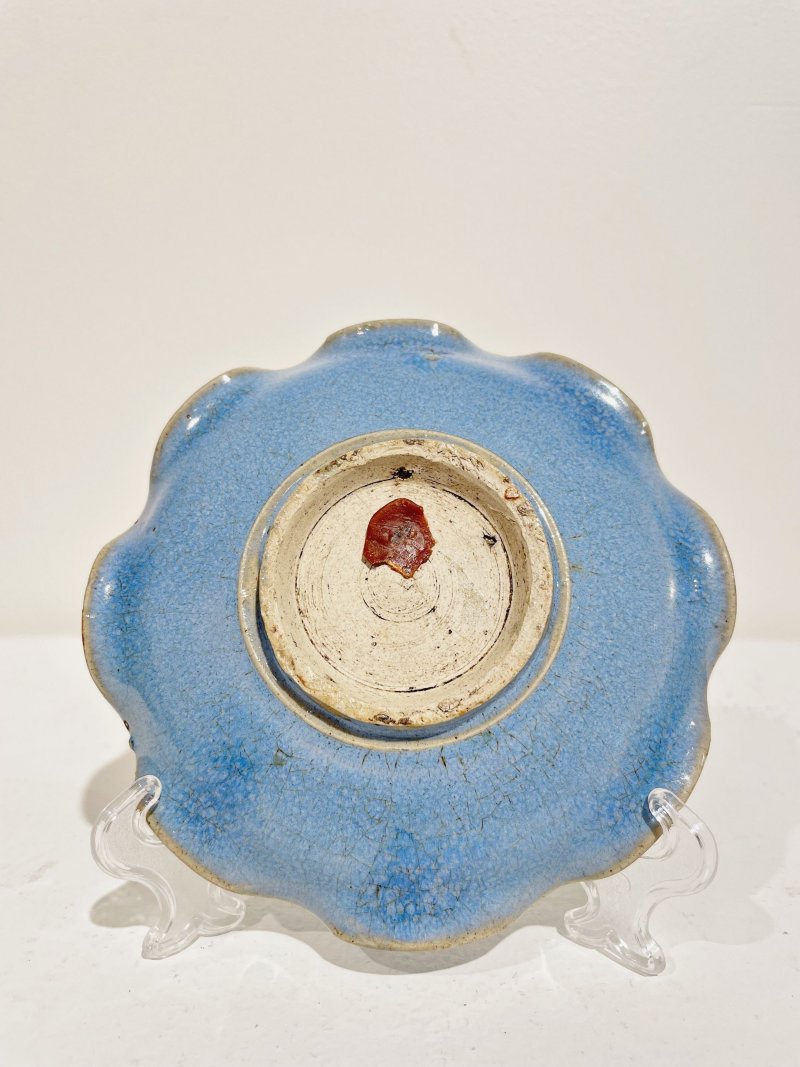 明 （或）鈞窯天藍釉花口盤 | A BLUE-GLAZED LOBED DISH - 图3