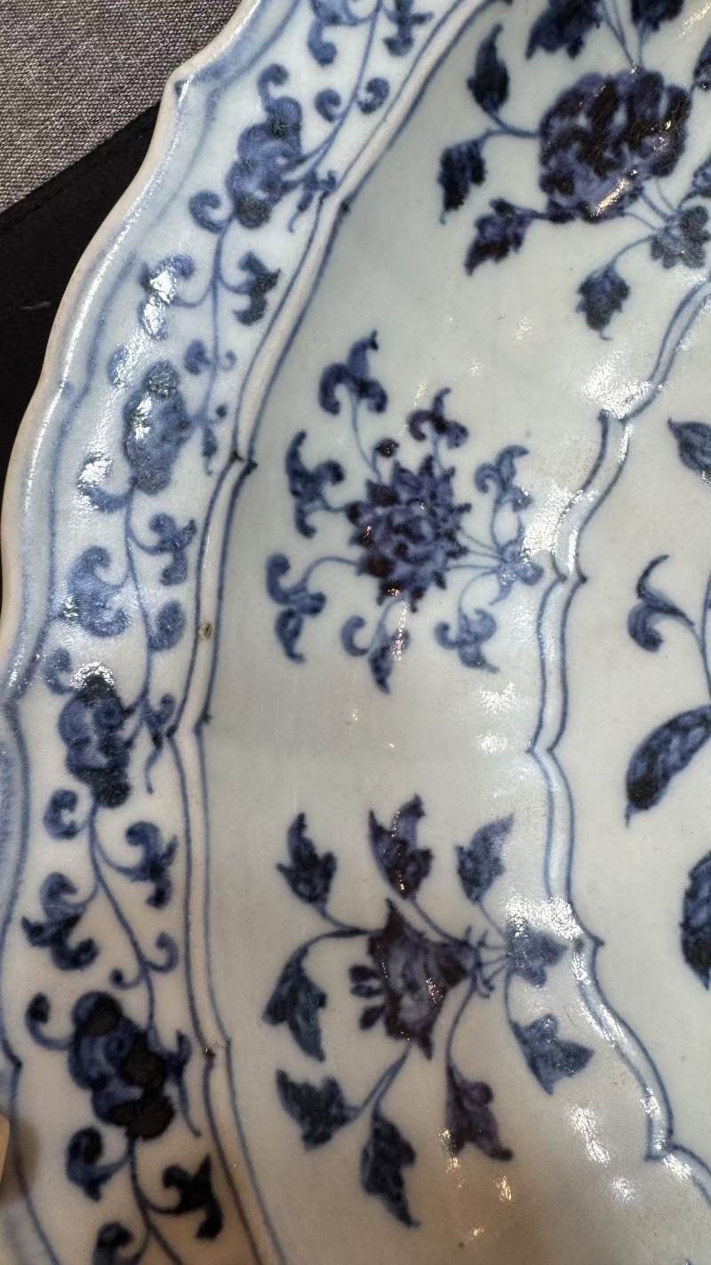 明永乐 青花缠枝花卉纹菱口大盘 - 图26
