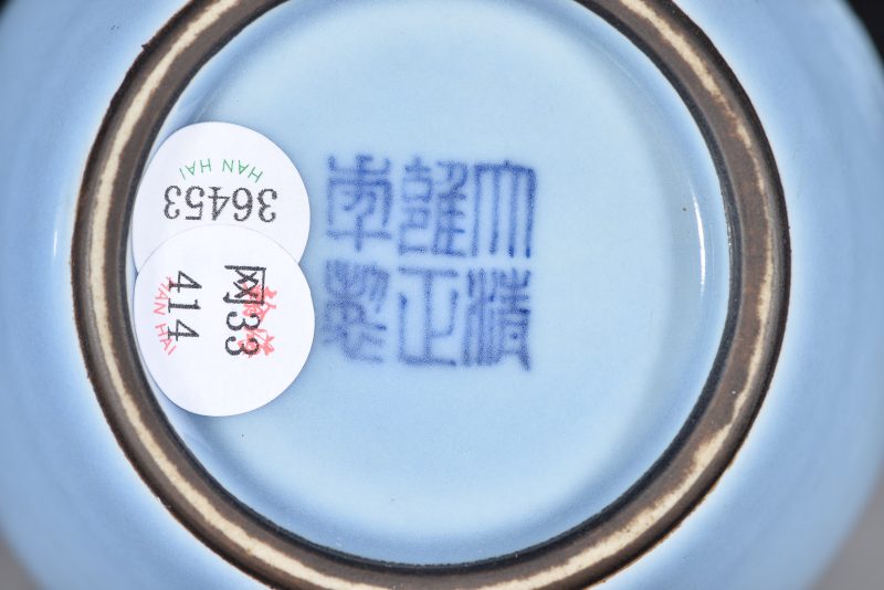 清 天蓝釉长颈瓶 - 图5