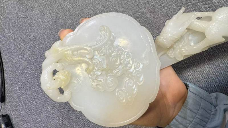 清乾隆 白玉高浮雕苍龙教子如意 - 图24