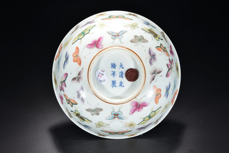 清 粉彩百蝶纹碗 - 图8