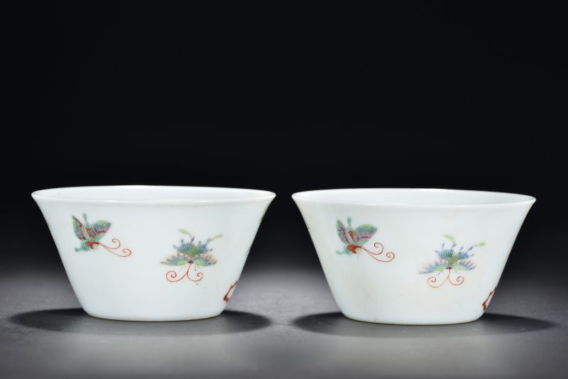 清 粉彩花蝶纹马蹄碗（2件） - 图3