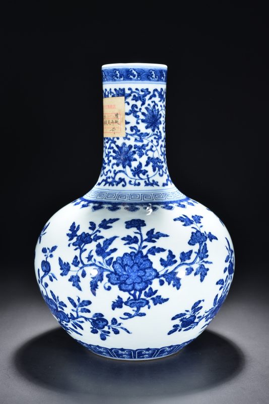 清 青花折枝花卉纹天球瓶 - 图1