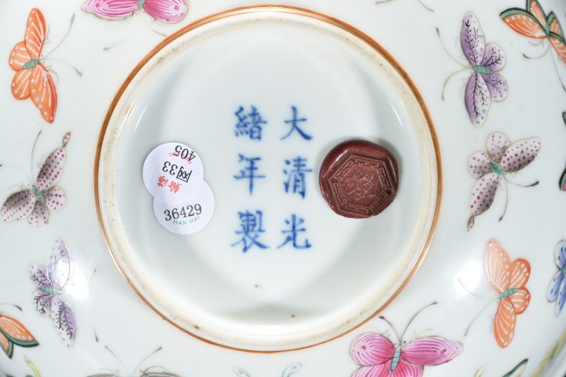 清 粉彩百蝶纹碗 - 图9