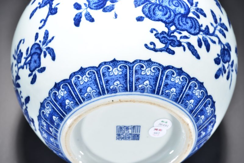 清 青花折枝花卉纹天球瓶 - 图4