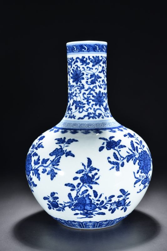 清 青花折枝花卉纹天球瓶 - 图5