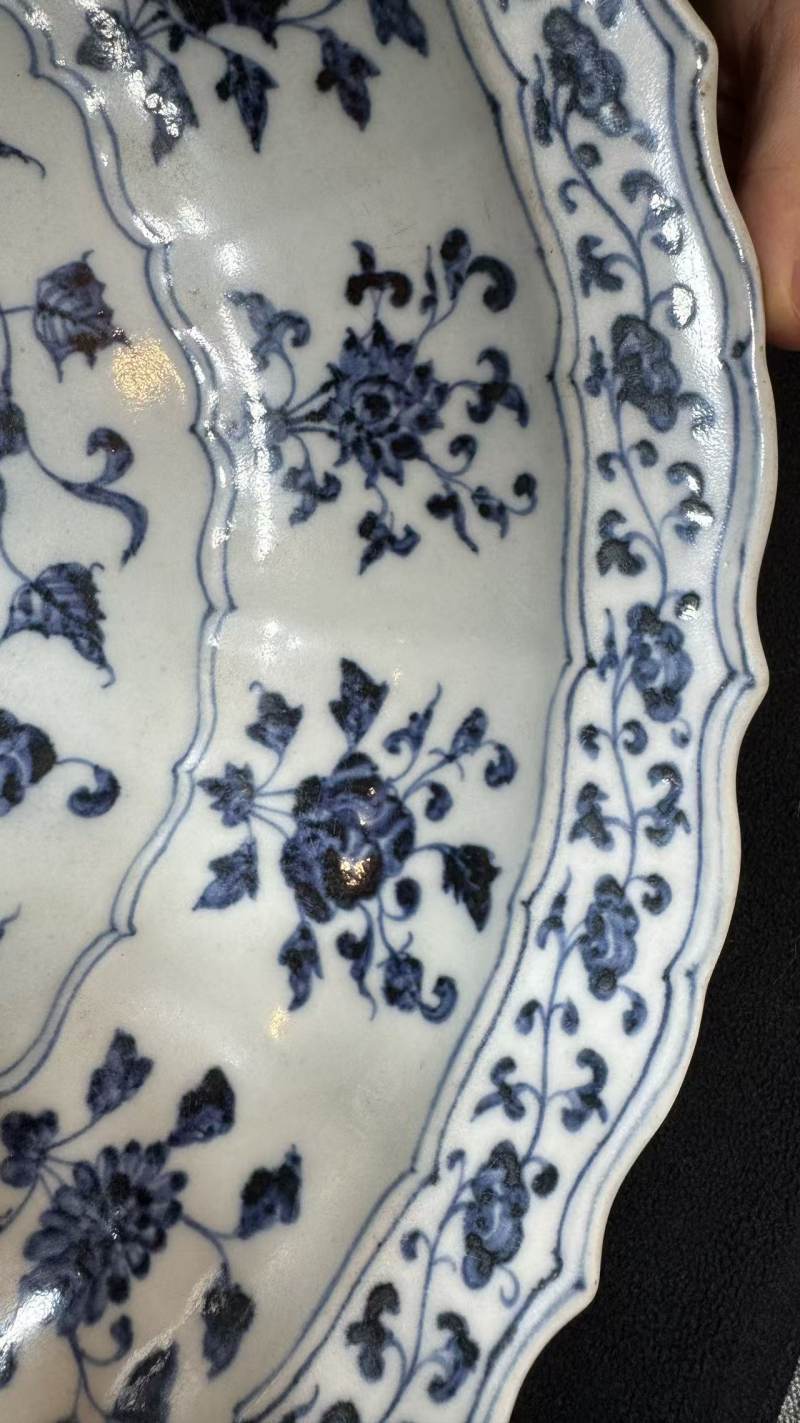 明永乐 青花缠枝花卉纹菱口大盘 - 图27