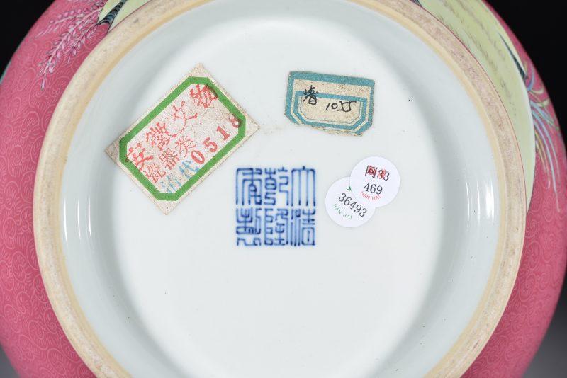 清 胭脂红地轧道花鸟纹瓶 - 图9