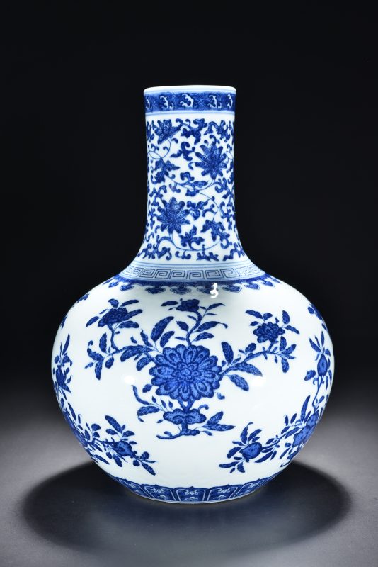 清 青花折枝花卉纹天球瓶 - 图6