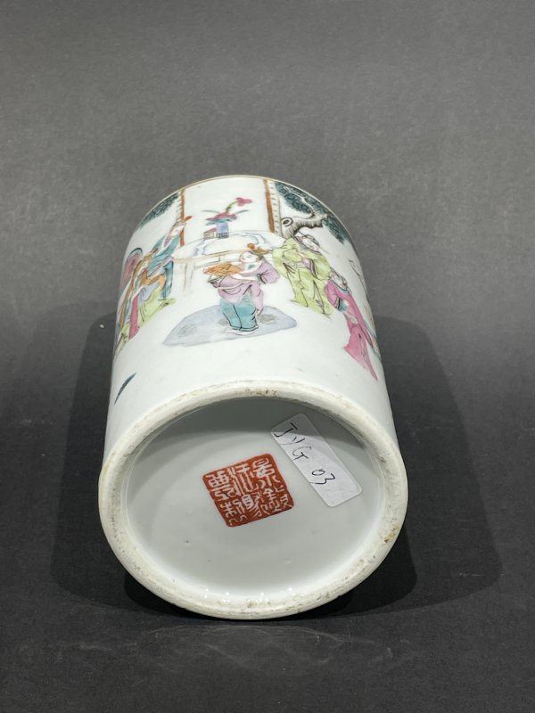 晚清粉彩人物笔筒 - 图5