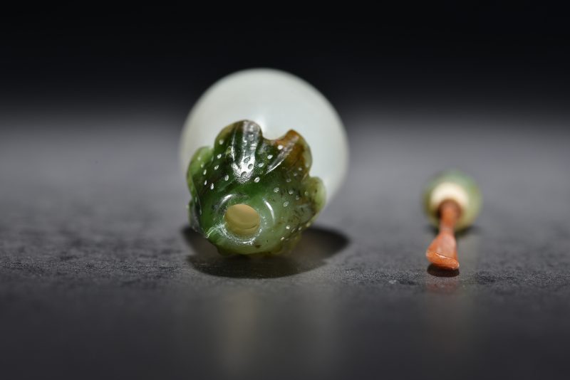 清 白玉茄形烟壶 - 图4