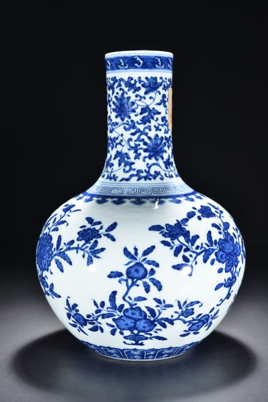 清 青花折枝花卉纹天球瓶 - 图7