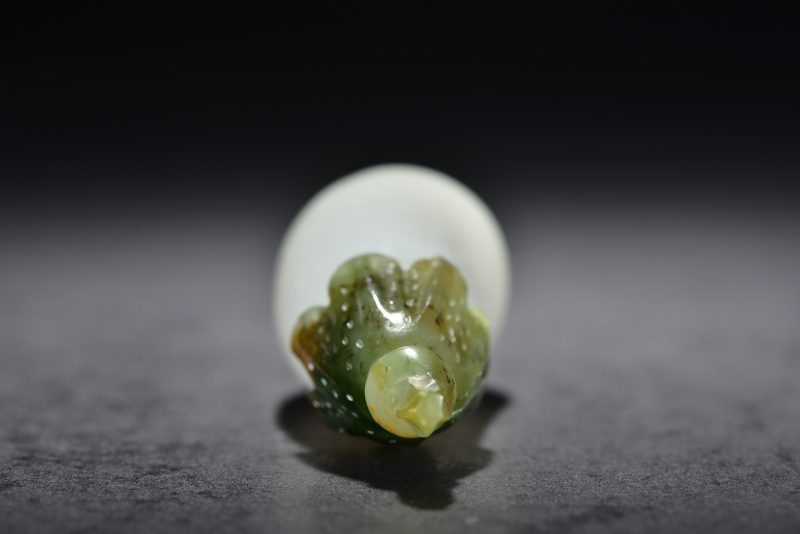 清 白玉茄形烟壶 - 图5