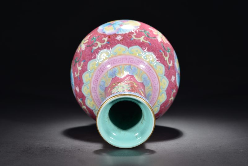 清 胭脂红地轧道花卉纹瓶 - 图2