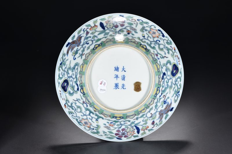 清 斗彩暗八宝花卉纹折沿盘 - 图7