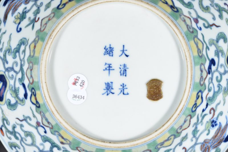 清 斗彩暗八宝花卉纹折沿盘 - 图8