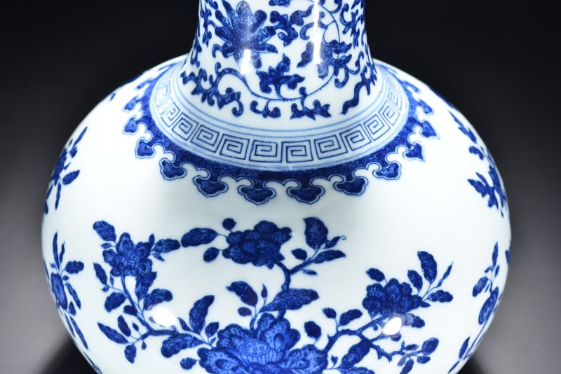清 青花折枝花卉纹天球瓶 - 图10