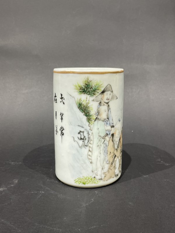 晚清 浅绛彩人物纹笔筒 - 图2