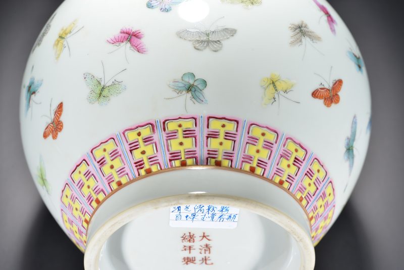 清光绪 粉彩百蝶赏瓶 - 图2
