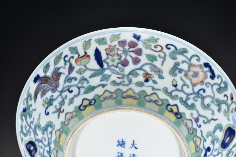 清 斗彩暗八宝花卉纹折沿盘 - 图9