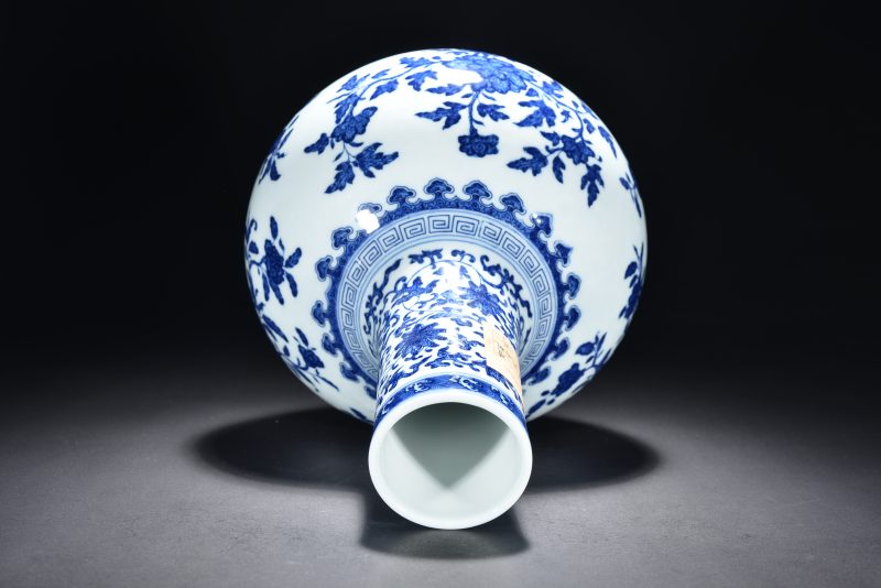 清 青花折枝花卉纹天球瓶 - 图11