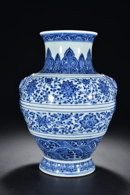 清乾隆 青花花卉纹双耳尊 - 图1