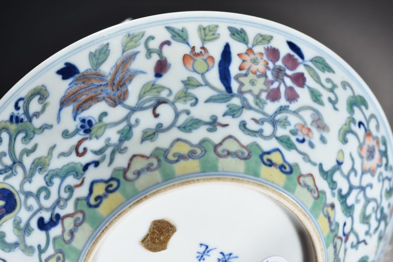 清 斗彩暗八宝花卉纹折沿盘 - 图10