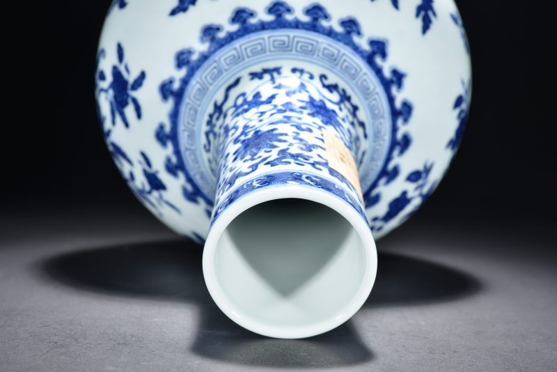 清 青花折枝花卉纹天球瓶 - 图12