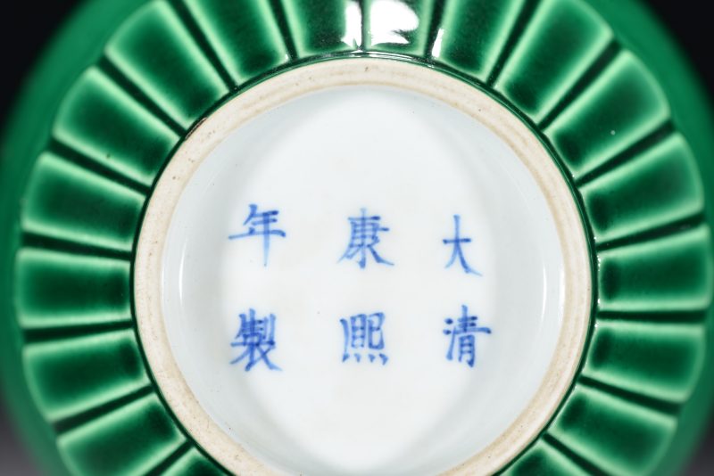 清 鱼子绿釉菊瓣瓶 - 图9