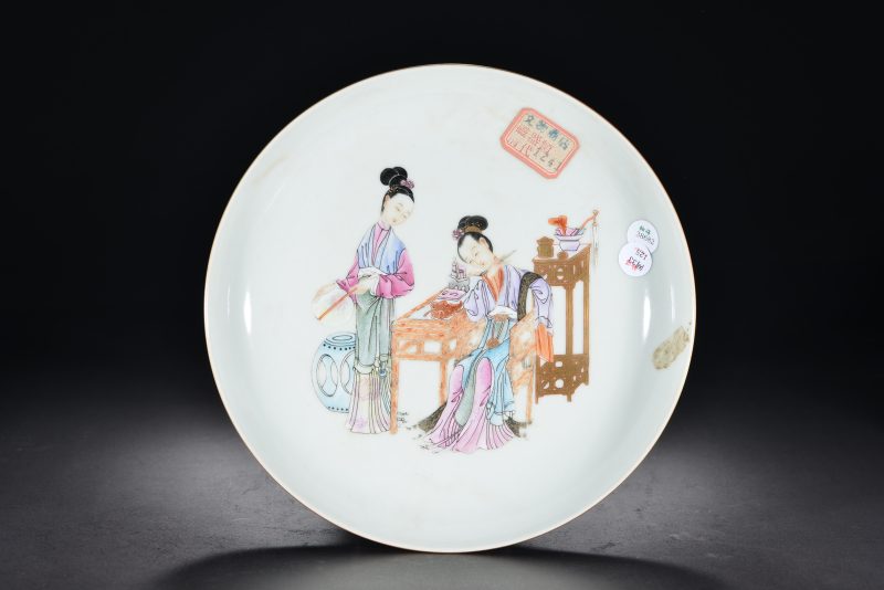 清雍正 珊瑚釉粉彩仕女纹盘 - 图1