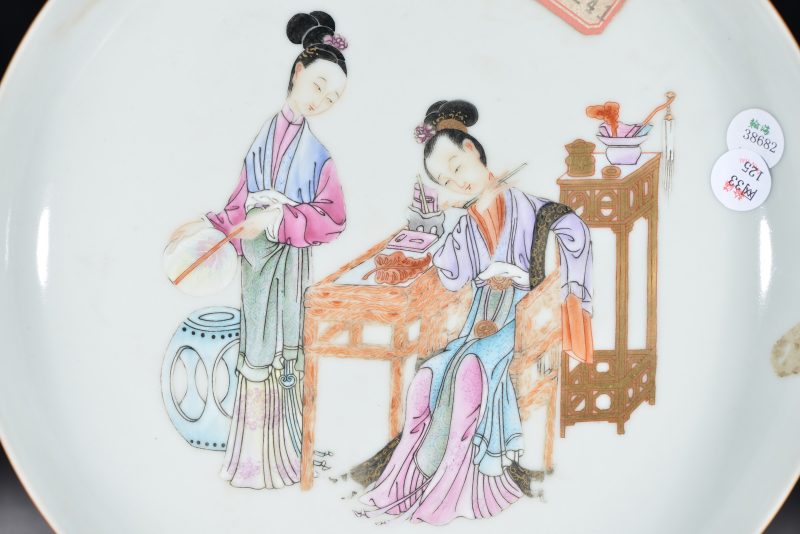 清雍正 珊瑚釉粉彩仕女纹盘 - 图2