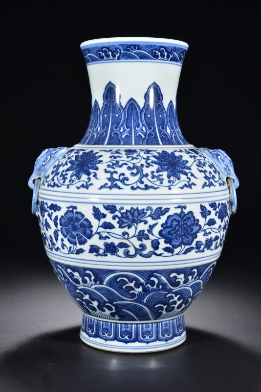 清 青花缠枝花卉纹铺首尊 - 图3