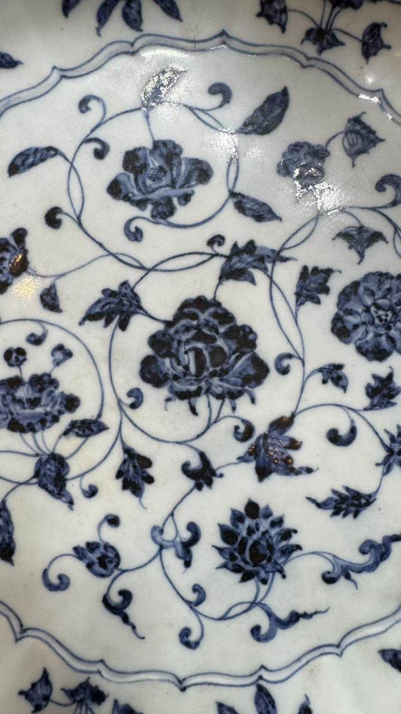 明永乐 青花缠枝花卉纹菱口大盘 - 图28