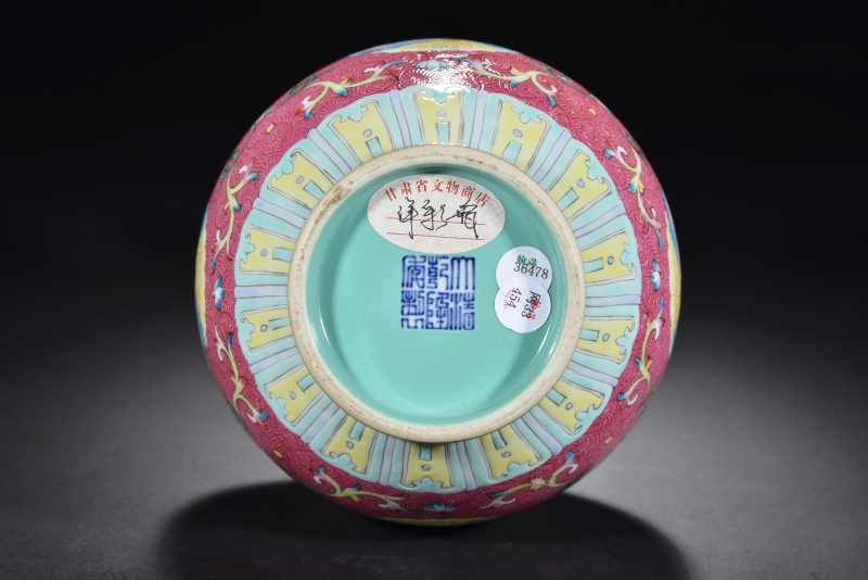 清 胭脂红地轧道花卉纹瓶 - 图9