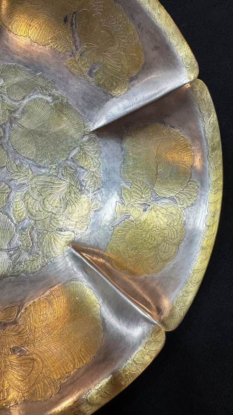 八世纪 银局部鎏金錾刻花卉葵口碗 - 图7
