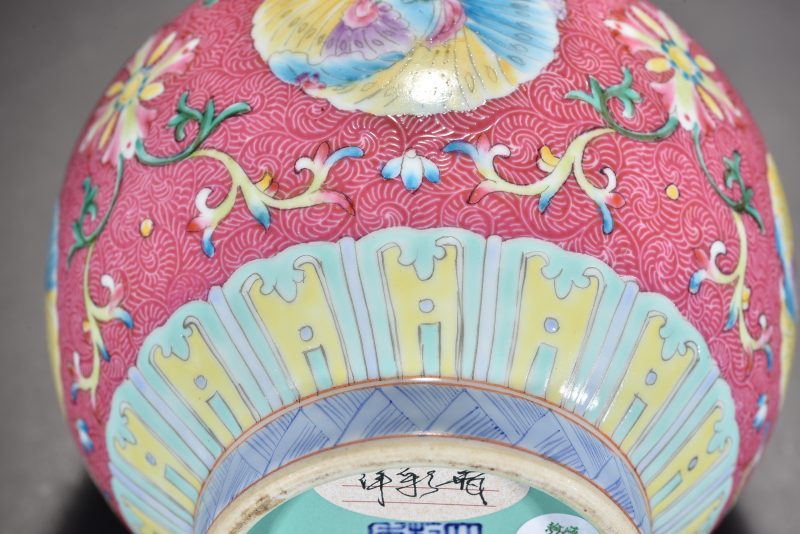 清 胭脂红地轧道花卉纹瓶 - 图11